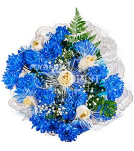 bouquet of roses and blue chrysanthemums